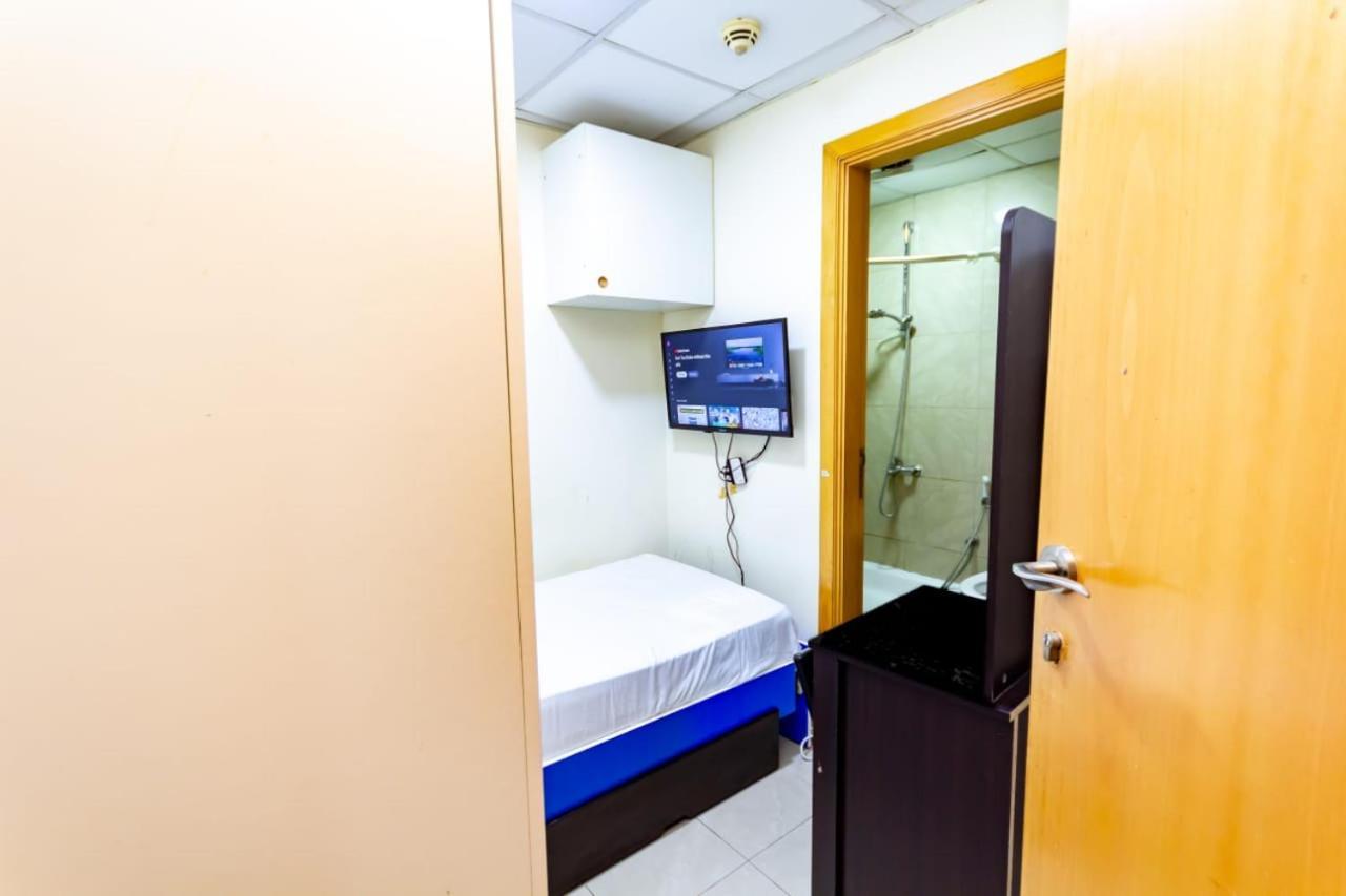 Budget Rooms With Private Bathroom For 'Girls' Only In Dubai, Marina Εξωτερικό φωτογραφία